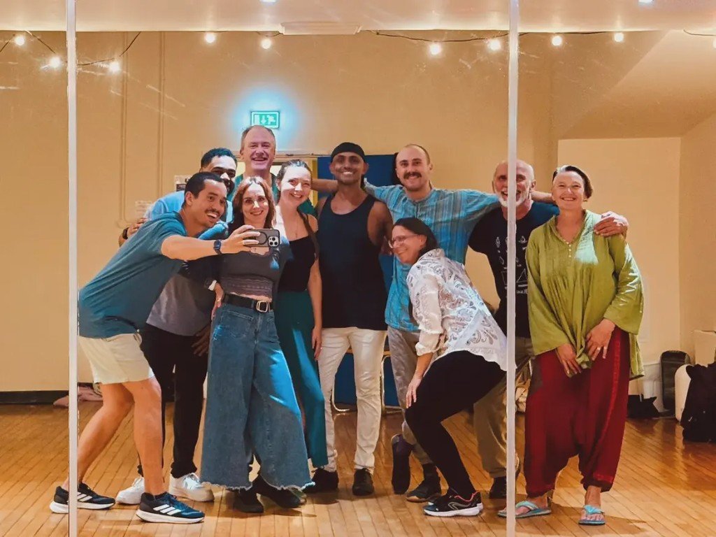 Forró Coll. group smiling together in the dance studio